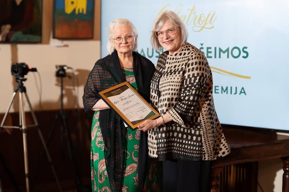 Nijolei Marijai Šerniūtei įteikta antroji jau prestižine tapusi Dausų šeimos lietuvių literatūros premija